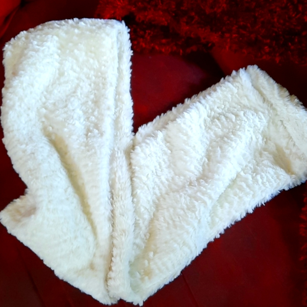 1 red and 2 white winter scarf 🧣